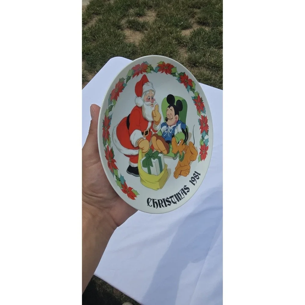 Vintage Disney Third Edition Mickey & Santa Christmas 1981 Collectors Plate